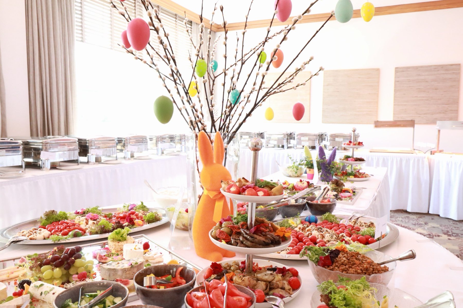 Festliches Buffet mit Osterdekoration