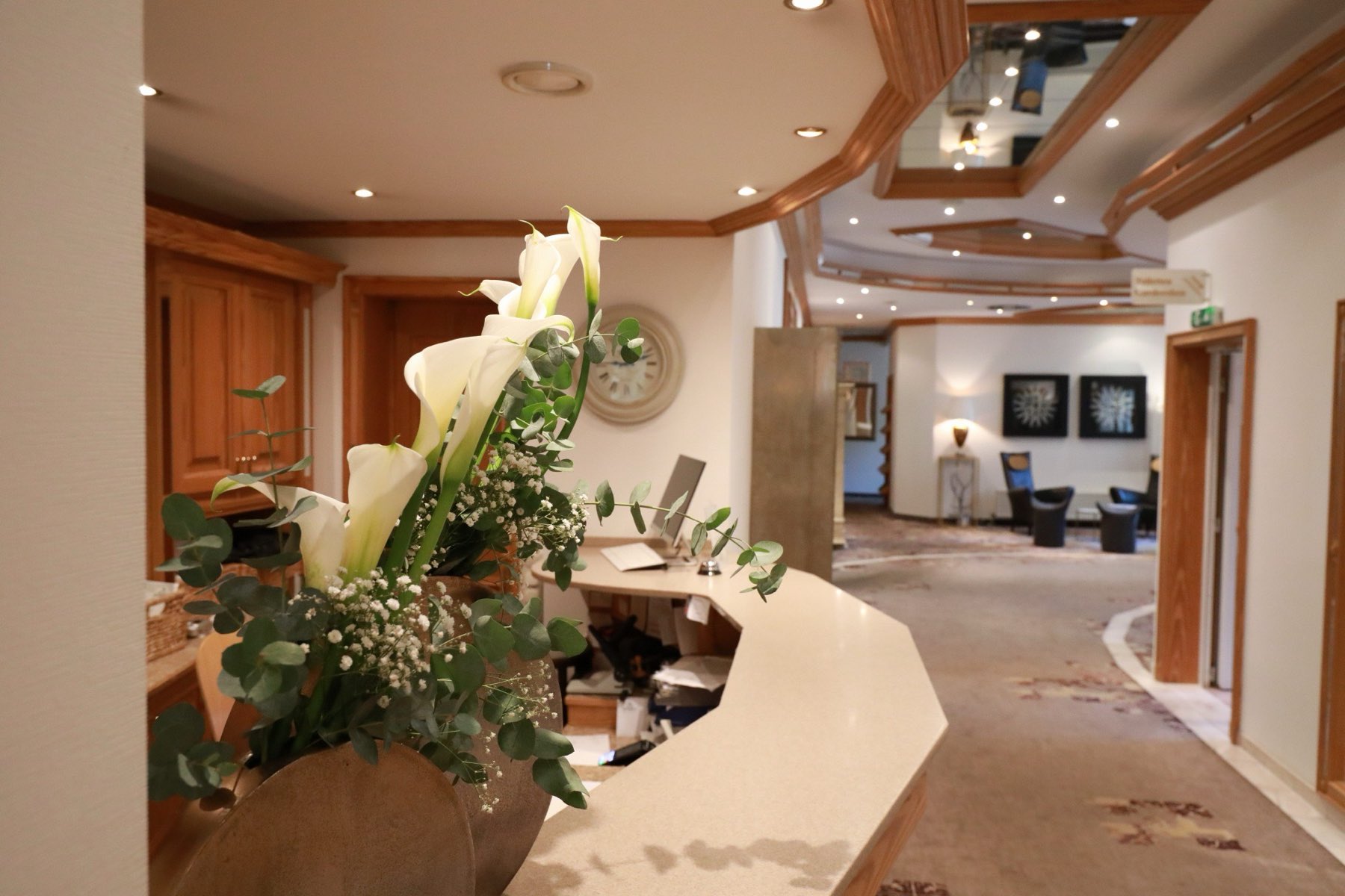 Empfang mit Blick in die Hotelhalle