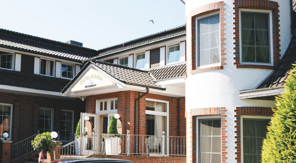 Eingang des Hotel Robben mit Giebelschild und Rundturm