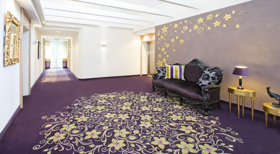 Sitzecke im Hotelflur