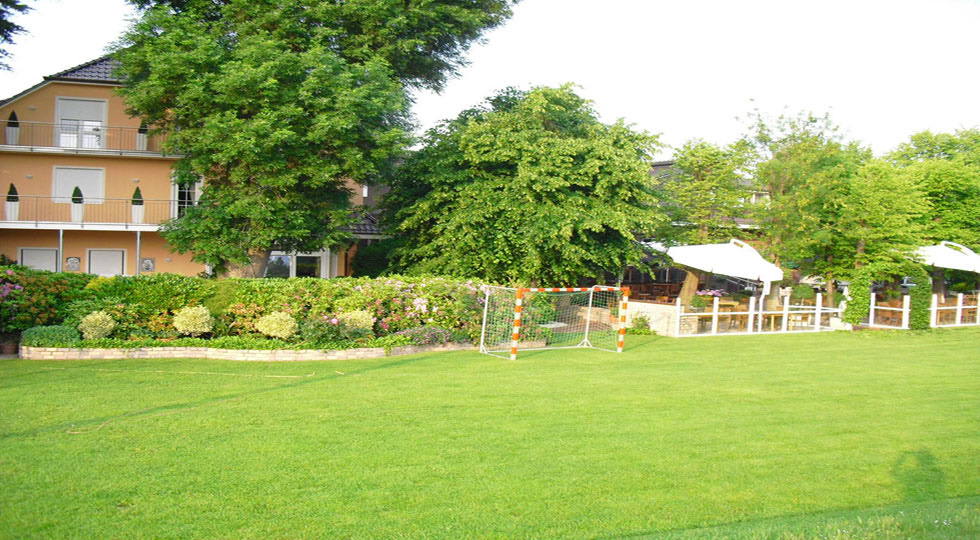 Wiese mit Bäumen am Hotel Robben