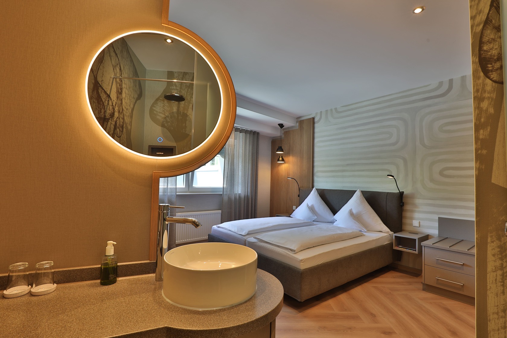 Zimmerbeispiel mit offenem Bad im Hotel Robben
