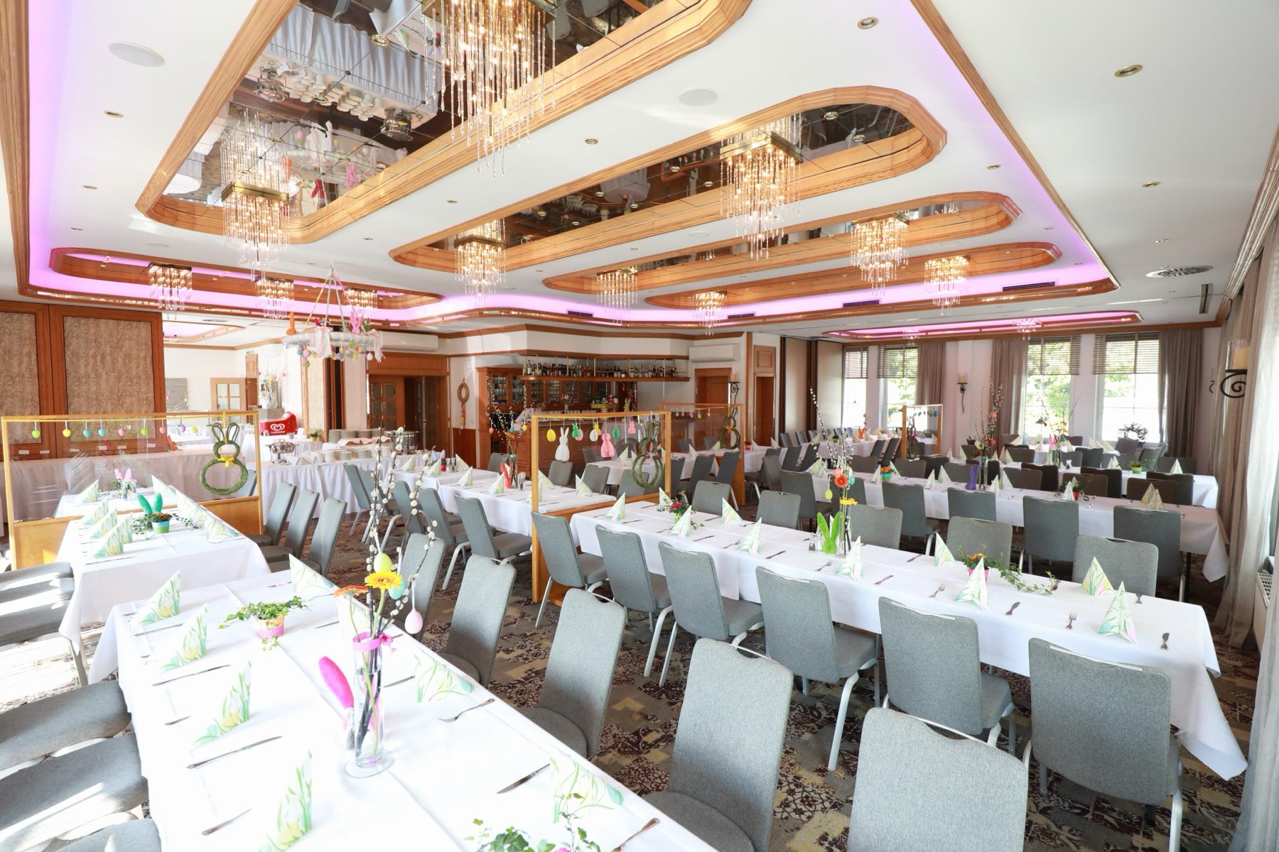 Lange Tafel im Saal des Hotel Robben
